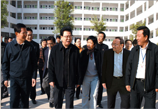 2006年1月9日、11月6日,谢强华副省长(中)在省劳动和社会保障厅方潮贵厅长、湛江市委徐少华书记(左)、陈耀光市长(右二)、赵平副市长(右三)等省市、领导的陪同下先后两次视察我校(右一于锦杰校长)。