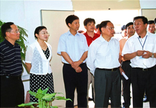 2006年4月11日,省人大常委会游宁丰副主任(右二)在省劳动和社会保障厅林应武副厅长(左一)、湛江市赵志辉副市长(左三)等省、市领导的陪同下视察我校(右一于锦杰校长)。