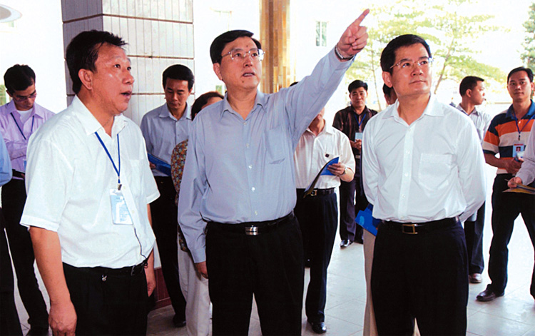 中共中央政治局委员、广东省委书记张德江(中)在湛江市委书记徐少华(右)、市长陈耀光等省、市领导的陪同下视察我校